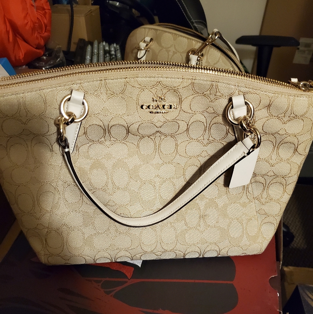 Coach Signature Kelsey satchel 2 way shoul…